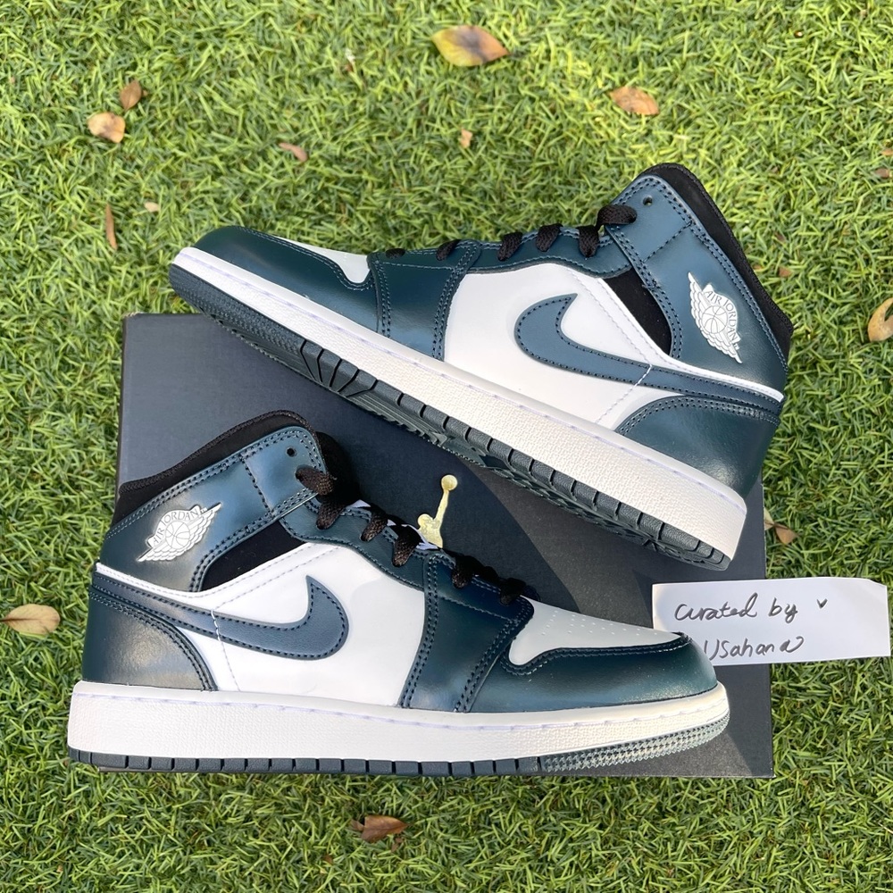 Nike Air Jordan 1 mid GS navy white shoes - Picture 2 of 5